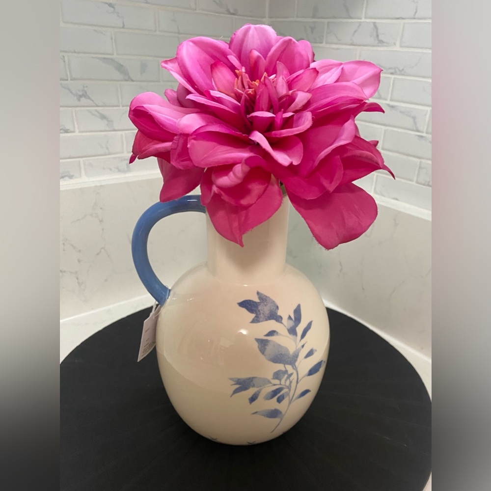Floral Blue and Cream Ceramic Decorative Vase 🌿